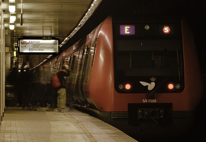 File:Line E at Nørreport Station.jpg