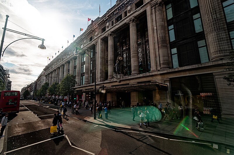 File:London - Oxford Street - Selfridges 1909 by Daniel Burnham - Queen of Time Riding the Ship of Commerce 1928 by Gilbert William Bayes 1872-1953 - Art Déco - View NW 02.jpg