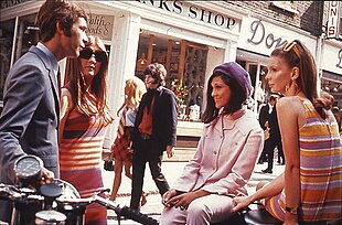 Londons Carnaby Caddesi, 1966.jpg