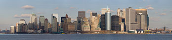 Panorama de Lower Manhattan, vu du ferry vers Staten Island (New York, États-Unis). (définition réelle 7 952 × 1 875*)