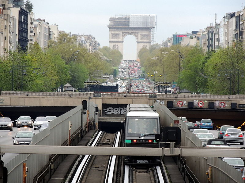 File:Métro Esplanade de la Défense 02, Paris avril 2014.jpg