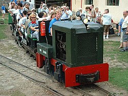 Kereta berangkat dari Kemence stasiun pada tahun 2003 Hari Kereta api Narrow Gauge