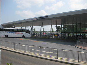 Ein National Express-Bus kommt am Milton Keynes Coachway an