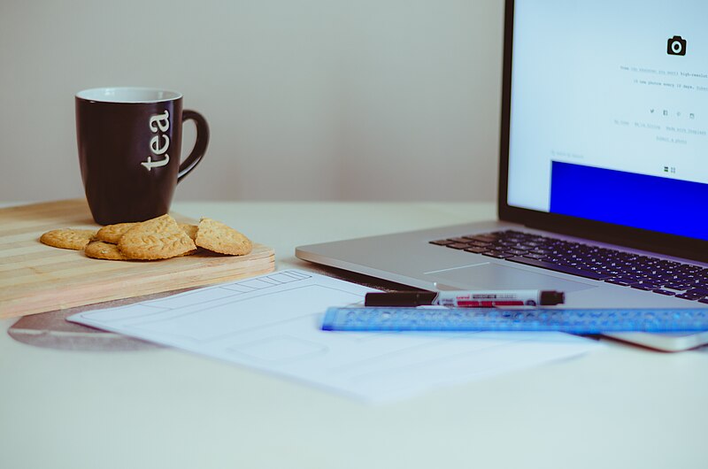 File:Macbook and tea (Unsplash).jpg