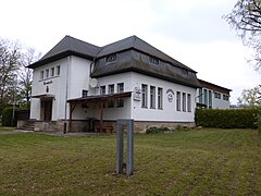 Eingeschossige Turnhalle mit Mansardwalmdach