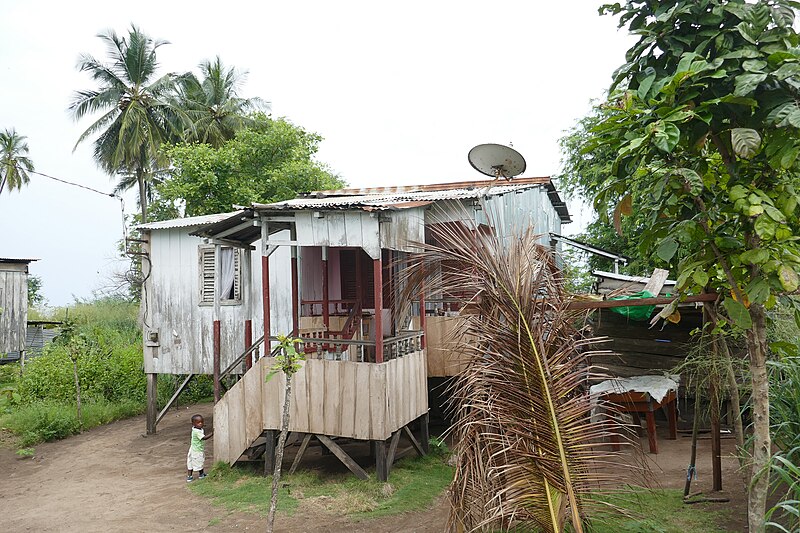 File:Maison sur pilotis à Micoló (São Tomé) (2).jpg