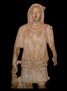 Statue d'Hercule de Massicault avec la peau du lion de Némée sur la tête et le dos et un bouquet de céréales dans la main droite.