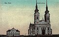 dobová pohlednice s kostelem a farou