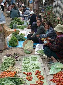 Una strada nel mercato di Luang Prabang.