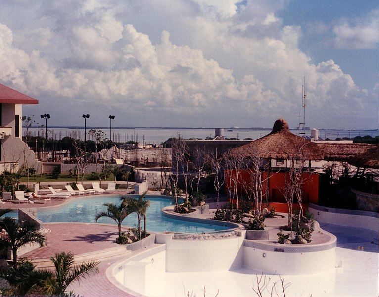 File:Mayan Pool Cancun 1986.jpg