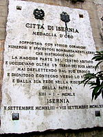 Targa alla medaglia d'oro al valor civile, esposta sulla facciata di Palazzo San Francesco.