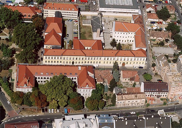 A Zalaegerszegi Törvényszék és a Zala Megyei Büntetés-végrehajtási Intézet épülete. A kép felső részén a Vásárcsarnok látható