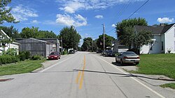 Při pohledu na sever na Main Street (Ohio State Route 729) v Milledgeville