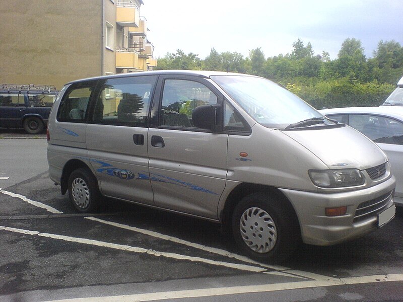 File:Mitsubishi space gear 2000 glx.jpg