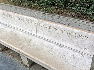 Vers gravés sur le banc de la Fontaine du Poète : qui m'écoute chanter me garde de mourir