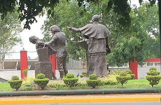 <i>Monumento a los Constructores</i> Partly-destroyed sculpture in Morelia, Michoacán