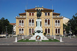Monumento ai caduti e municipio di Mogliano Veneto.jpg