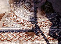 Небольшая часть Большого тротуара, римская мозаика, заложенная в 325 г. н. э. в Вудчестере[en], Глостершир, Англия