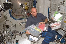 Jeffrey Williams déballant de la nourriture à bord de l'ISS.