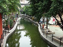 Файл:NewSouthChinaMall-canalsection.JPG