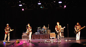 Live-Auftritt im Jahr 2008. Von links nach rechts: Jerry Payne, Steve Rice, Armando Lopez, Brandon Jackson, Joey Trevino