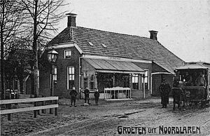 Café Eggens-Vos aan de Zuidlaarderweg 52 met veranda en rechts de paardentram van de Tramweg-Maatschappij Zuidlaren – Groningen