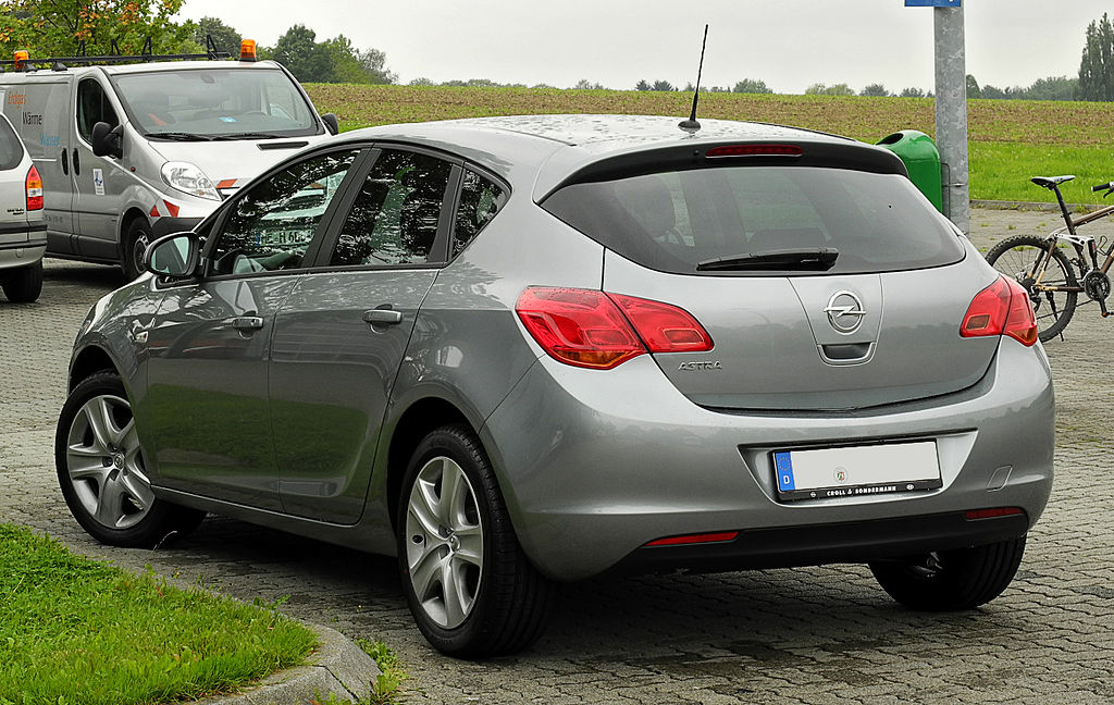 File:Opel Astra (J) – Heckansicht, 21. Juni 2011, Heiligenhaus.jpg