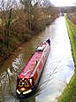 Ein Narrowboat auf dem Oxford-Kanal bei Brinklow in Warwickshire