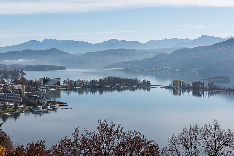 File:Pörtschach Gloriette-Blick auf Wörther See und Blumeninsel 19112015 9211.jpg