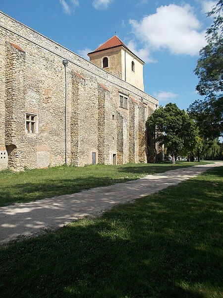 File:Palota vára, a déli torony nyugat felől nézve, 2017 Várpalota.jpg