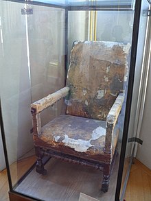 Recente foto van de fauteuil in een museumvitrine.