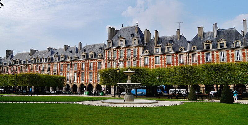 File:Paris Place des Vosges 03.jpg