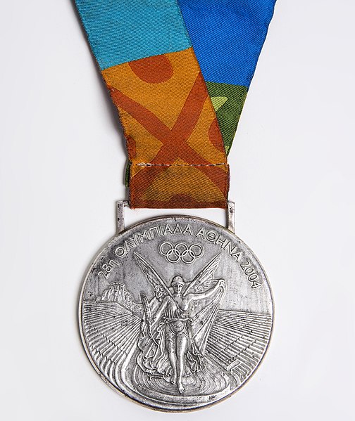 File:Parte frontal da medalha de prata dos Jogos Olímpicos de Atenas, 2004, Acervo do Museu do Futebol.jpg