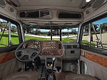 Drivers' compartment panorama (2000-2007 example) Peterbilt 379 interior 2000-2007.jpg