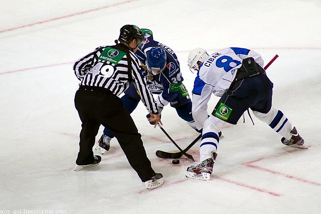 Description de l'image Petr Vrána vs. Martin Cibák 2011-09-26 Amur—Heftekhimik KHL-game.jpeg.