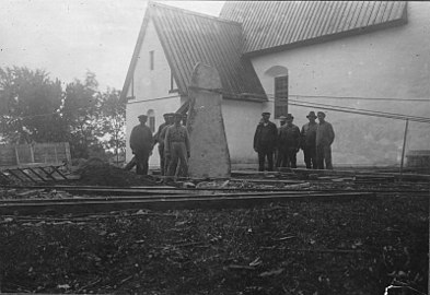 Resningen av bildstenen som påträffades i långhusets yttervägg 1931