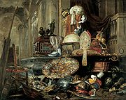 Dans un palais en ruines, une accumulation d'objets, symboles de pouvoir et de luxe, empilés dans une composition pyramidale, sont surmontés d'un crâne.