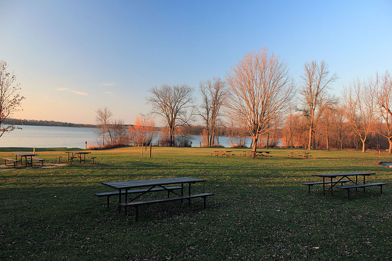 https://upload.wikimedia.org/wikipedia/commons/thumb/e/e6/Pikelakepicnicandlake.JPG/800px-Pikelakepicnicandlake.JPG