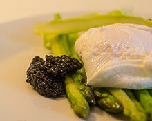 Œufs poché aux asperges et caviar.