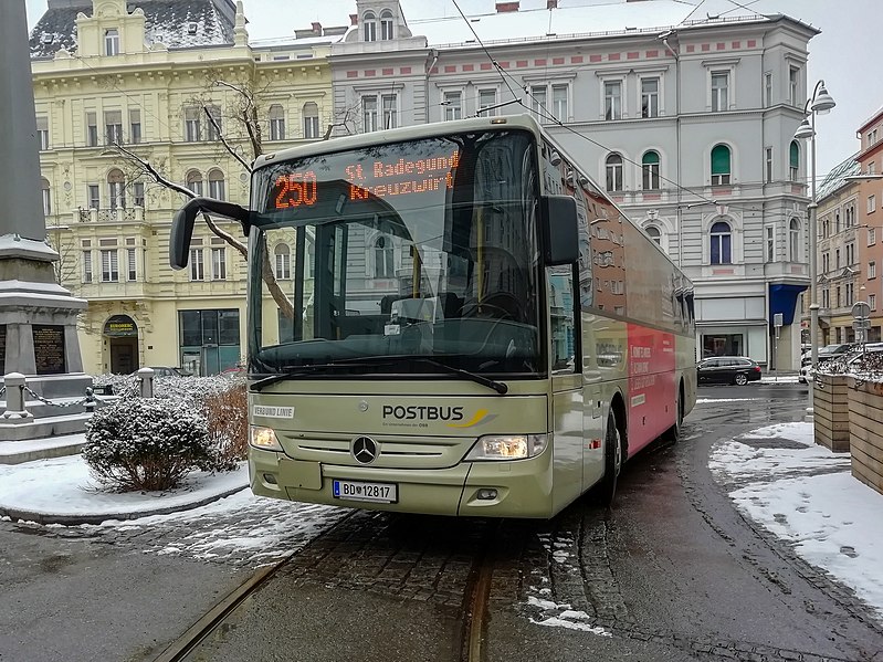 File:Postbus BD 12817 im Radetzkyspitz.jpg