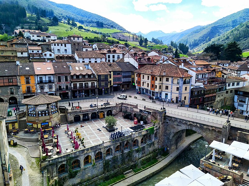 File:Potes, la plaza.jpg