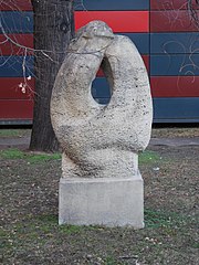 Kamenná plastika Milenci v ulici Na Pankráci