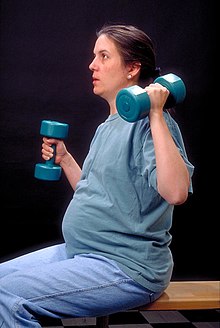 אישה בהריון מתעמלת