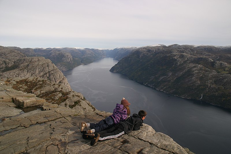 File:Preikestolen (4001297720).jpg