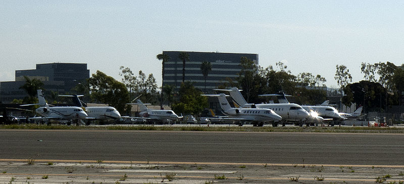 File:Private Jets on the tarmac at John Wayne Airport photo D Ramey Logan.jpg