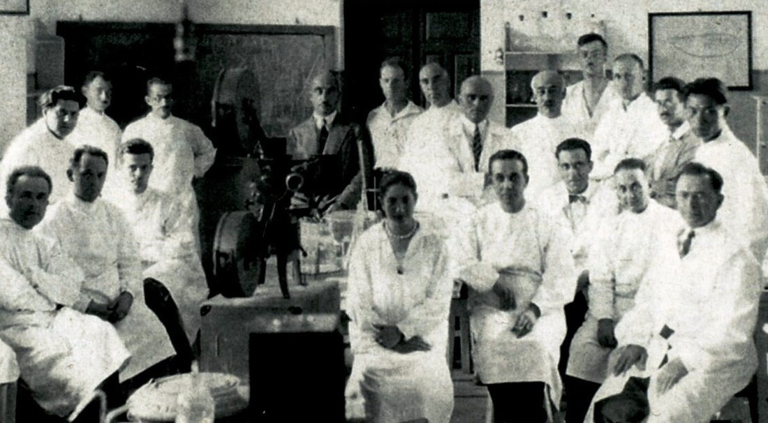 File:Promoción de profesores y alumnos del Dispensario Antipalúdico de Navalmoral de la Mata correspondiente a 1925, referente internacional en la especialidad.jpg