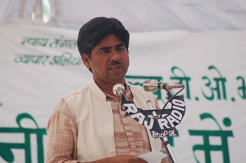 File:Rajagopal at farmers rally, Bhopal, India, 11-2005.jpg