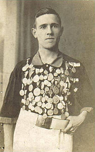 Ramón Unzaga Asla - Med medaljer.jpg