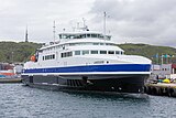 Foto einer Fähre mit weiß-blau-schwarzem Anstrich im Hafen von Bodø