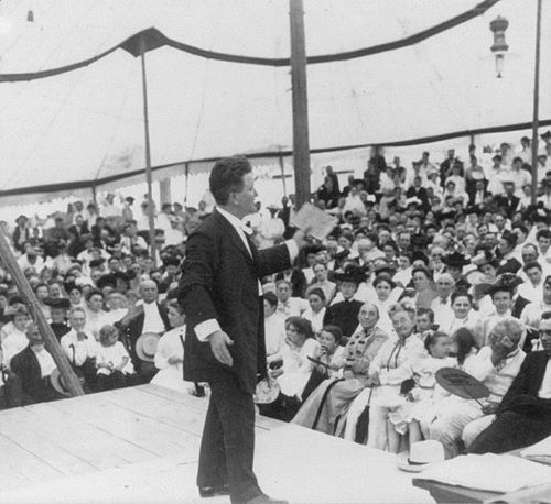 La Follette addressing a large Chautauqua assembly in Decatur, Illinois, 1905